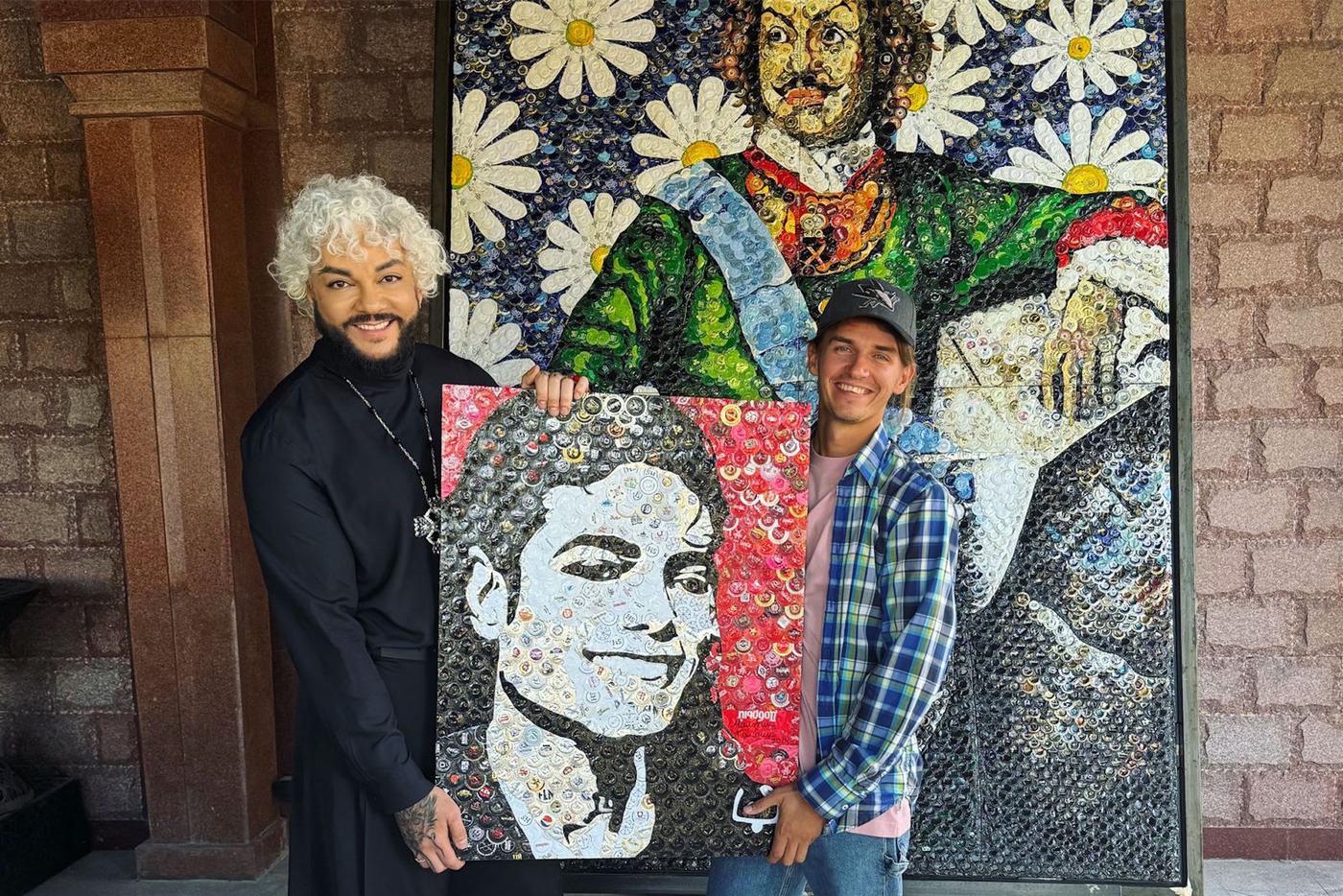 Филипп Киркоров скупает портреты кумиров, выполненные из пивных крышечек