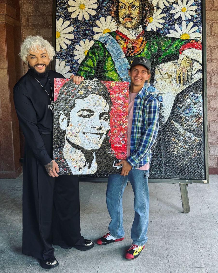 Филипп Киркоров скупает портреты кумиров, выполненные из пивных крышечек