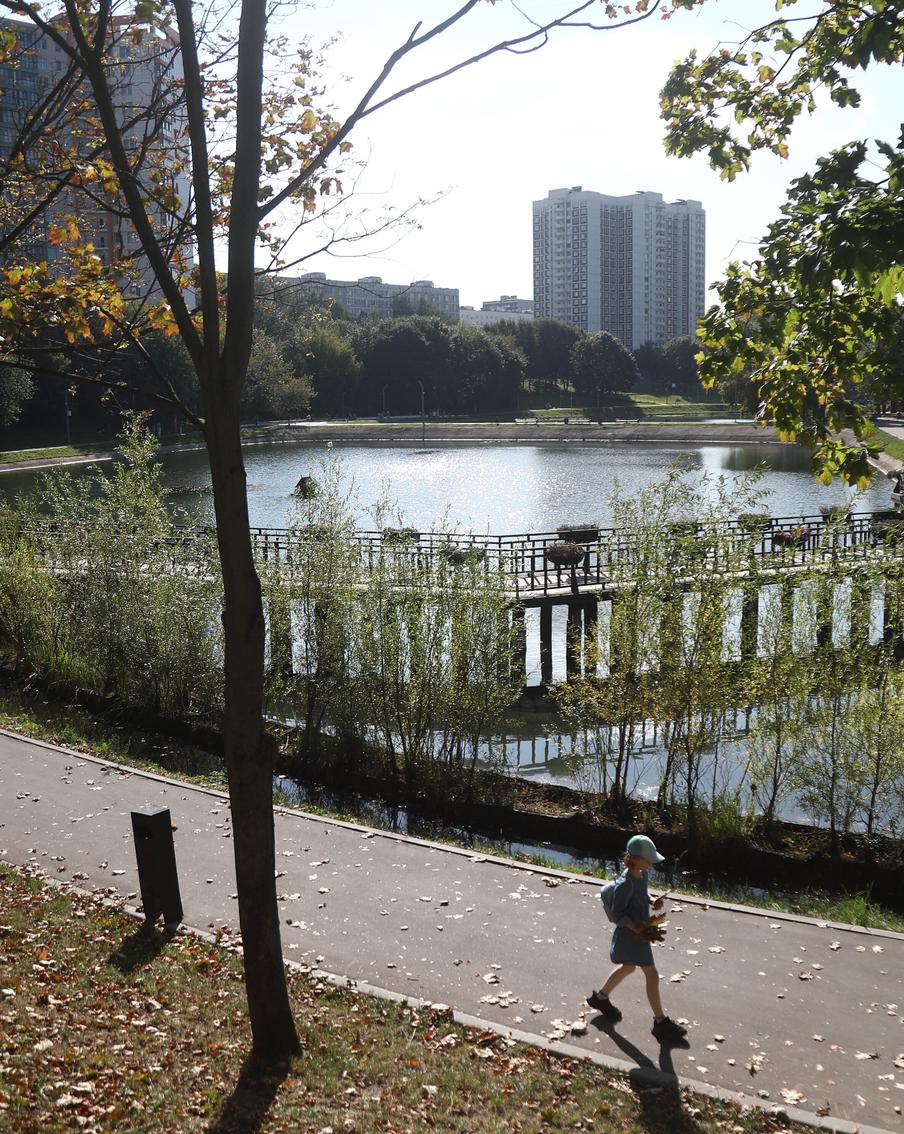 На Чертановской улице завершили благоустройство территории у прудов. У жителей района появились новые возможности для отдыха