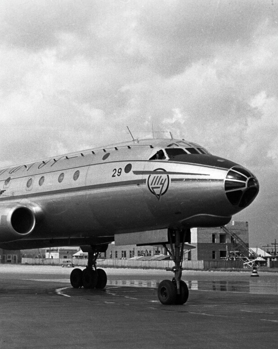 Сибирячка восстанавливает уникальный Ту-104 и называет его котом