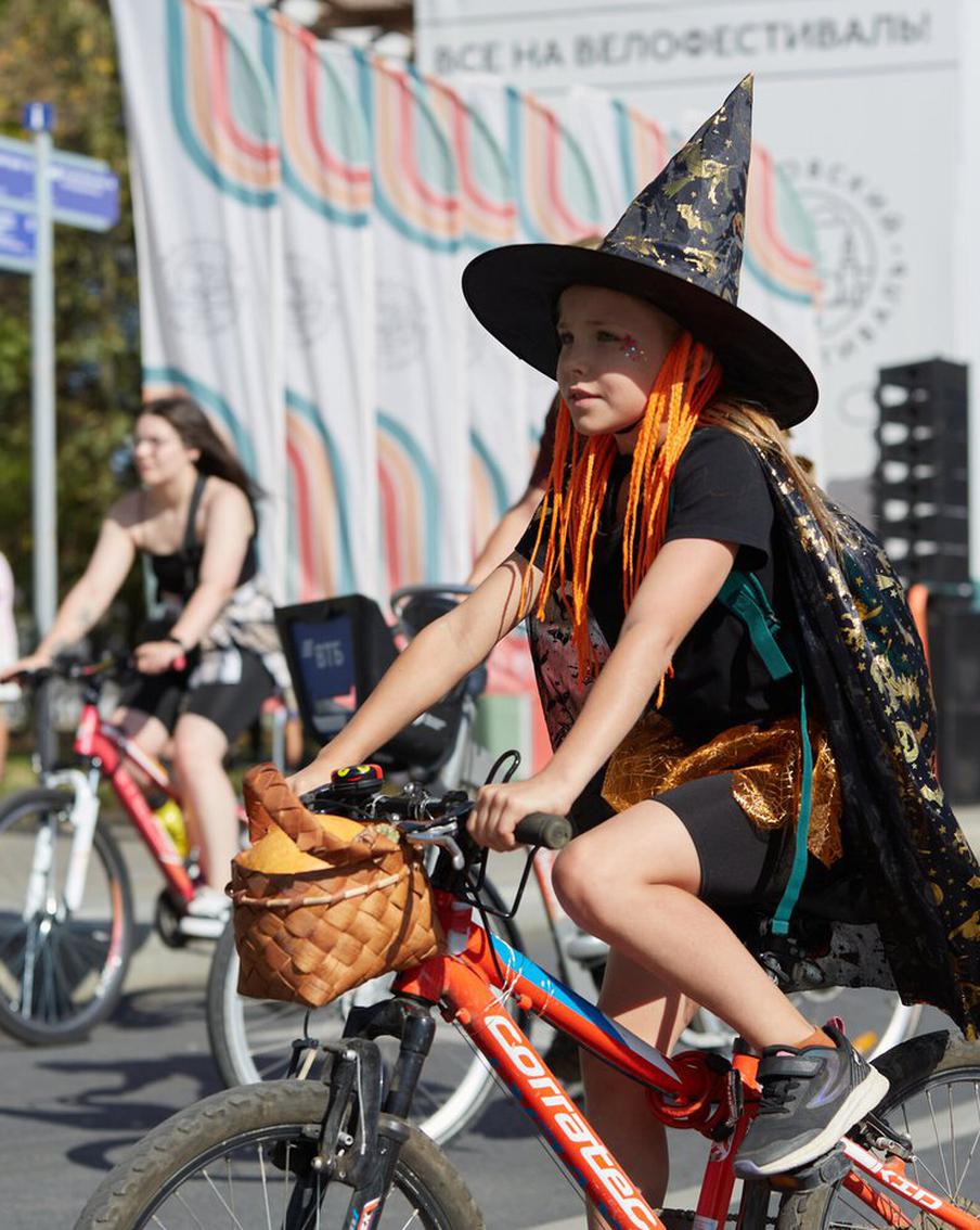 Велозаезд удивил сказочными костюмами. Москвичи проехали по крупным магистралям