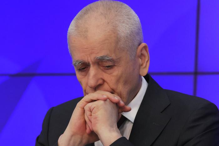 Онищенко рассказал, сколько пиков заболеваемости коронавирусом было в России после окончания пандемии