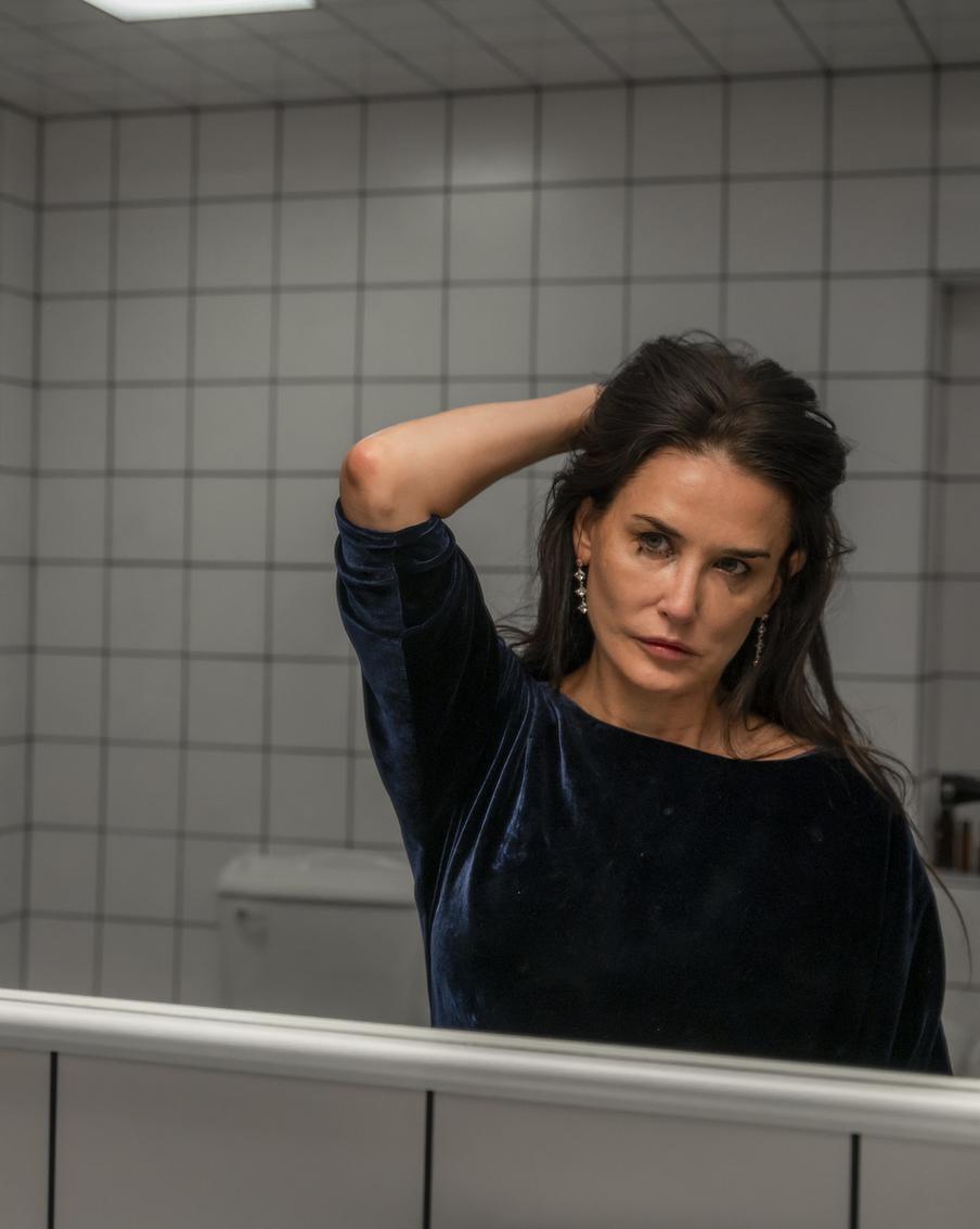 Расплата за молодость настигла Деми Мур в фильме "Субстанция"