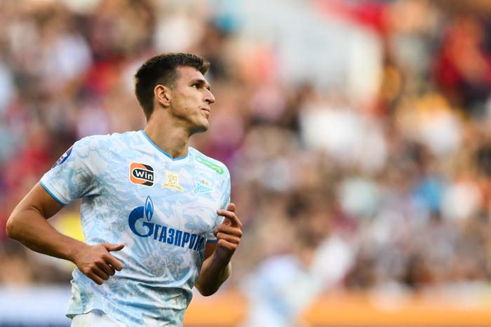 Болельщики "Зенита" никак не примут Александра Соболева. В матче с "Рубином" они "отблагодарили" его свистом и надувным дельфином