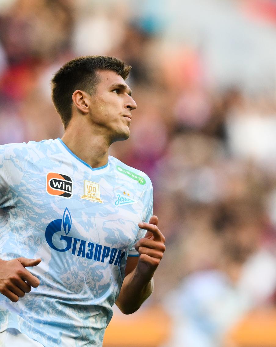 Болельщики "Зенита" никак не примут Александра Соболева. В матче с "Рубином" они "отблагодарили" его свистом и надувным дельфином