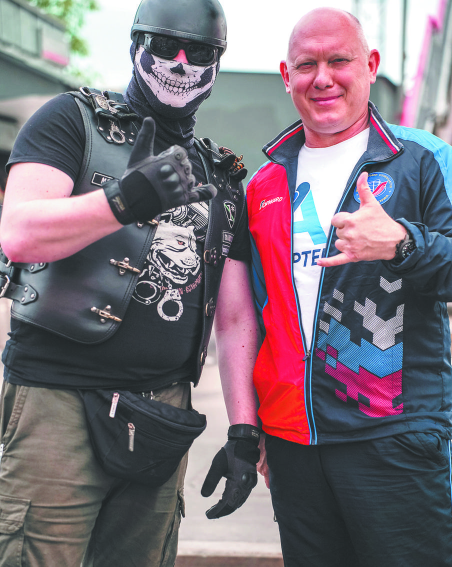 Олег Артемьев с участником мотоклуба "Опричники" на пробеге в День российского флага