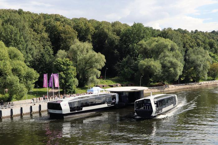 Максим Ликсутов рассказал о поездках на электросудах: два круглогодичных маршрута приняли 1,3 млн пассажиров