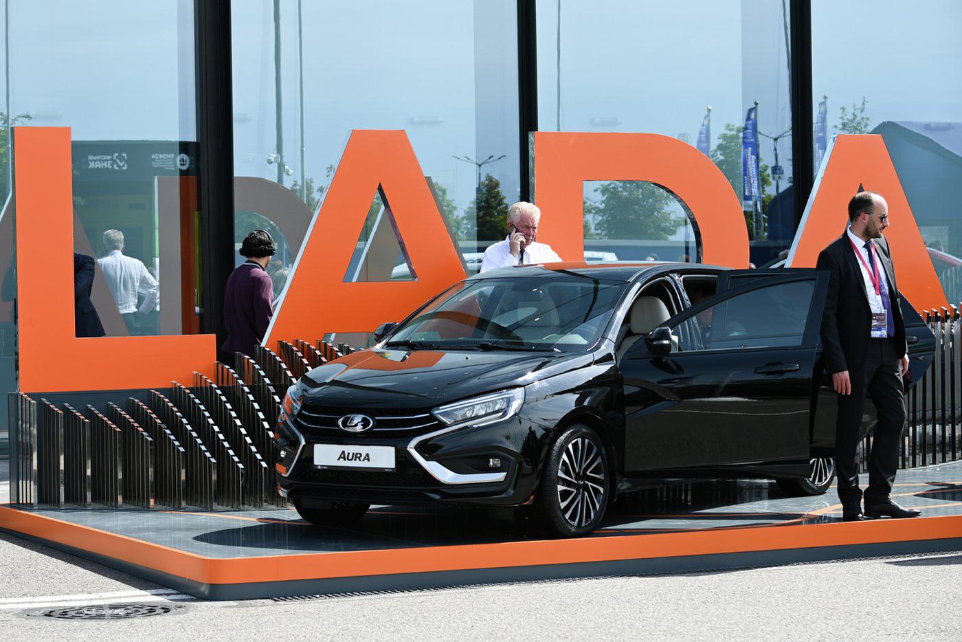 Россиянам раскрыли цены на бизнес-седан Lada Aura