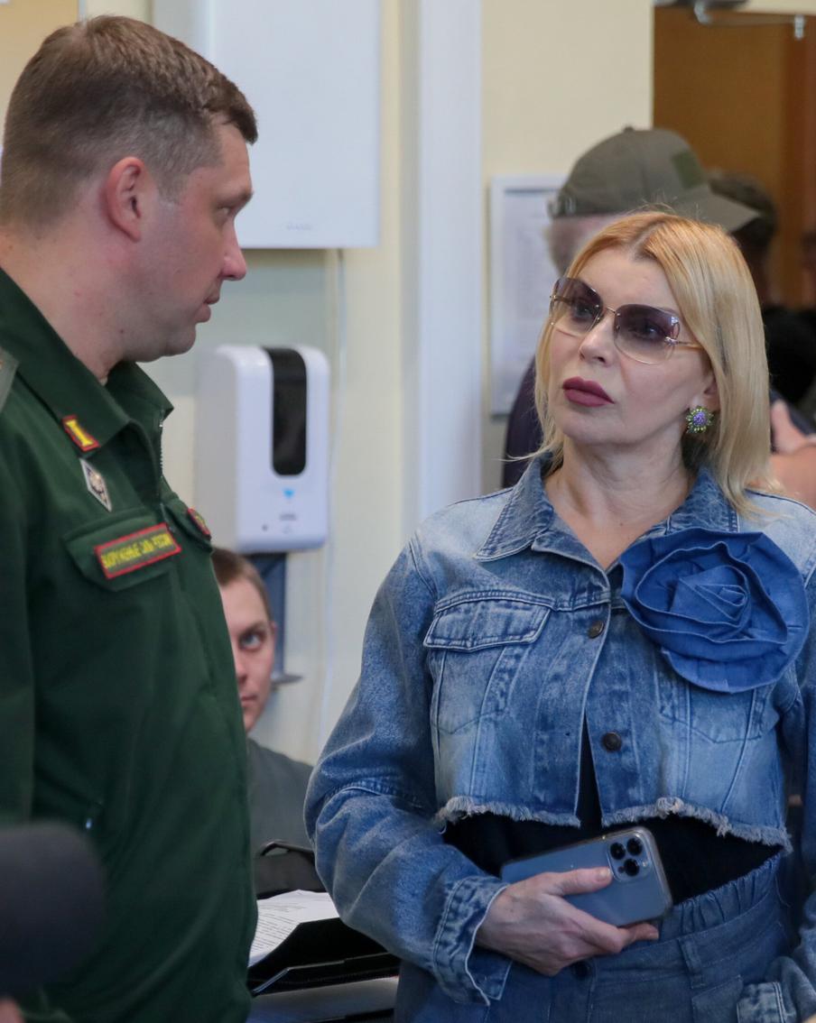 Певица Лада Дэнс встретилась с контрактниками в Едином пункте отбора на военную службу