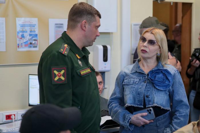 Певица Лада Дэнс встретилась с контрактниками в Едином пункте отбора на военную службу