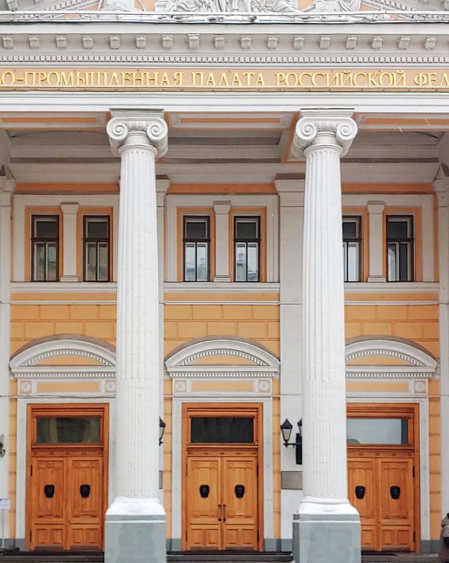 Здание биржи на Ильинке начали реставрировать: пластиковые окна заменят на деревянные