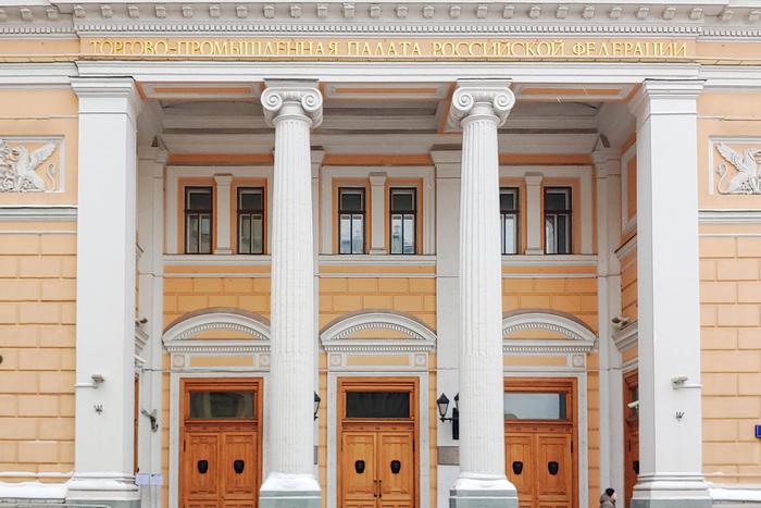 Здание биржи на Ильинке начали реставрировать: пластиковые окна заменят на деревянные