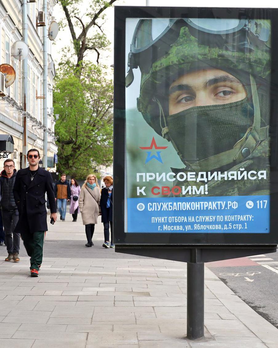Студентку ВШЭ оштрафовали за плевок в плакат с изображением российского солдата