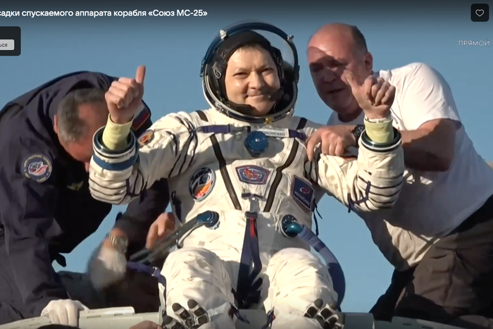 Наши космонавты, вернувшиеся вчера на Землю, установили сразу два мировых рекорда