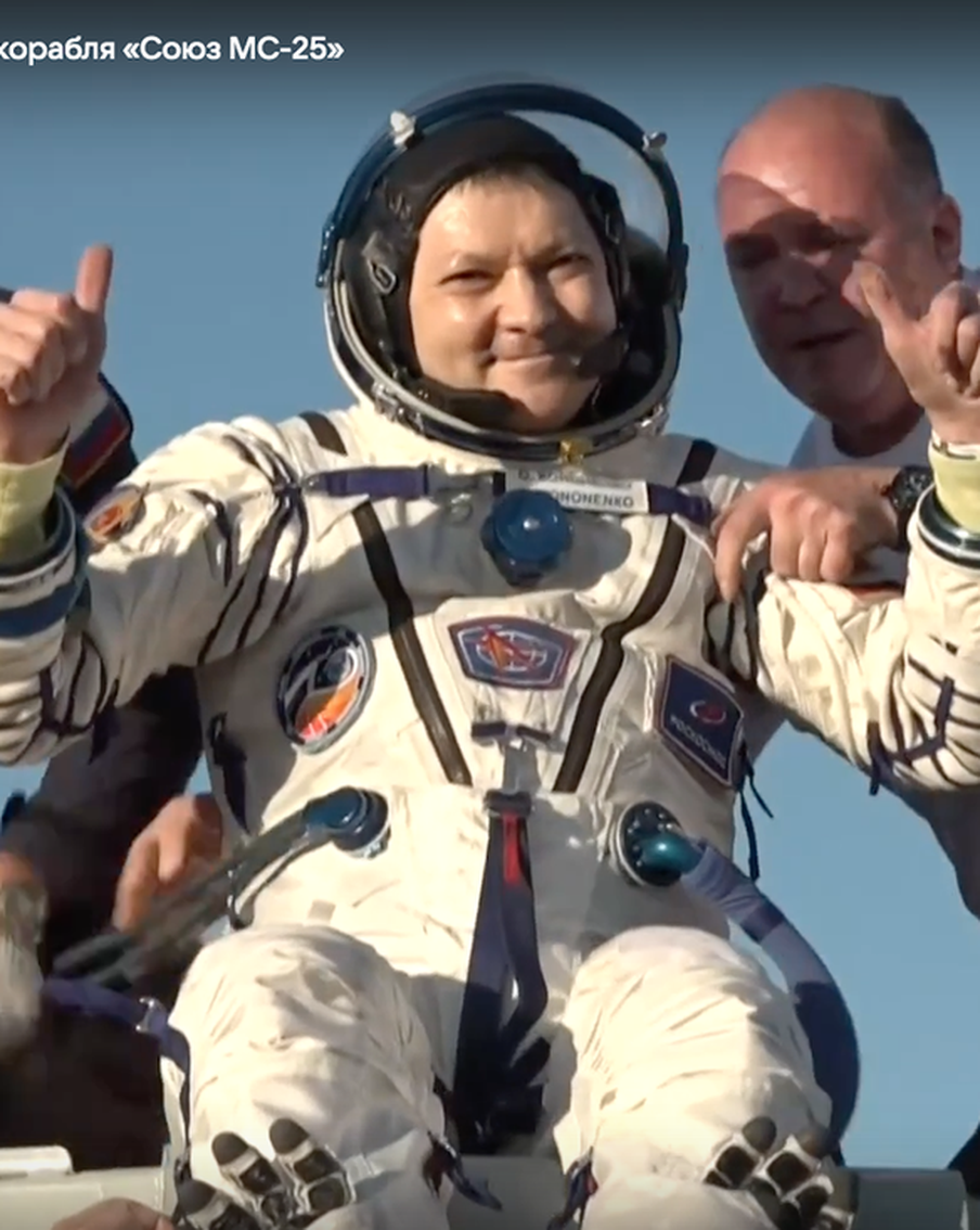 Наши космонавты, вернувшиеся вчера на Землю, установили сразу два мировых рекорда