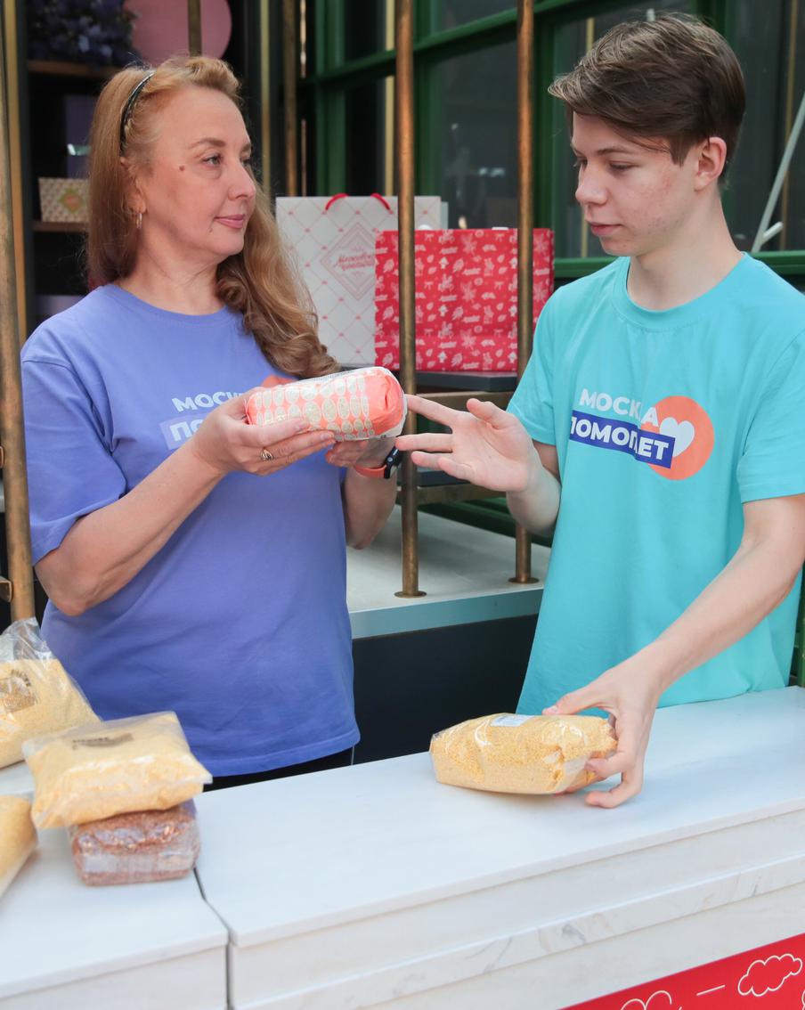 Посылки с продуктами: что отправляют участники московских ярмарок в зону СВО