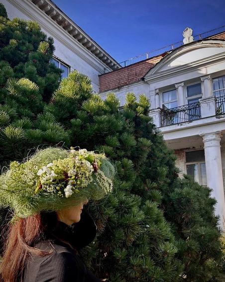 Шляпы из живых цветов сворачивают шеи прохожим. Как хобби воспитательницы удивило москвичей