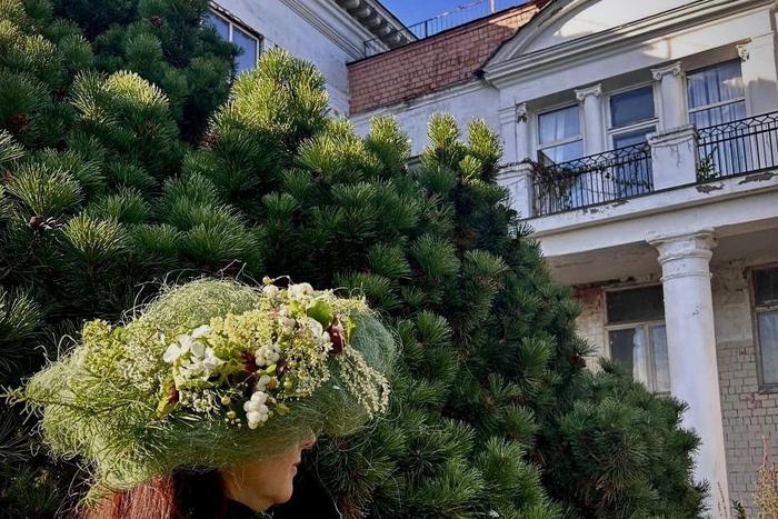 Шляпы из живых цветов сворачивают шеи прохожим. Как хобби воспитательницы удивило москвичей