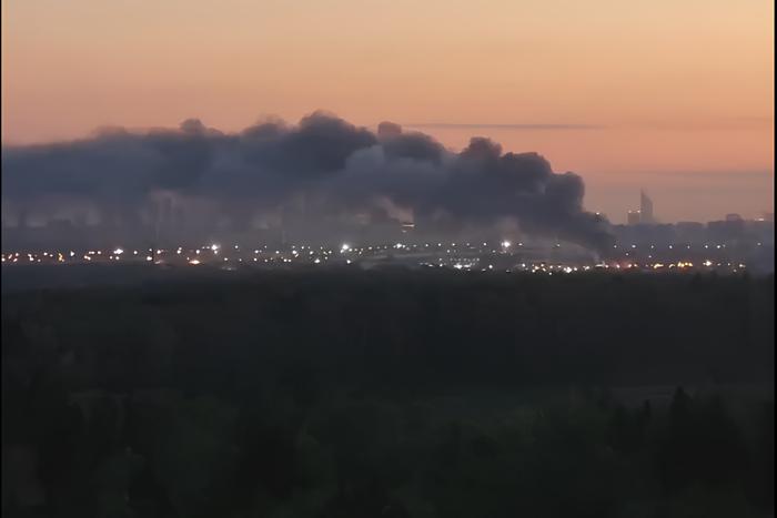 Столичные пожарные заявили, что ликвидировали возгорание на территории складских помещений на западе Москвы