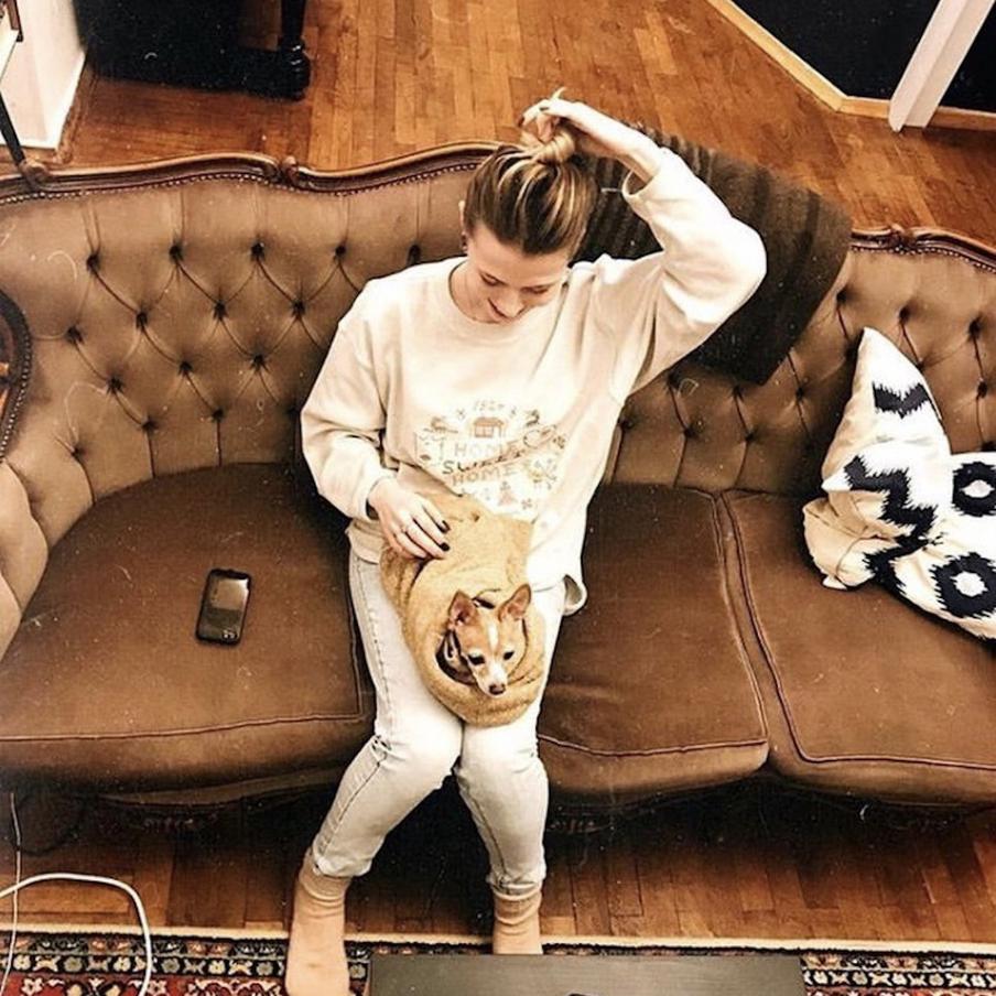 Нааде девять лет. С девушкой по имени Даша, сотрудницей хостела в Петербурге.