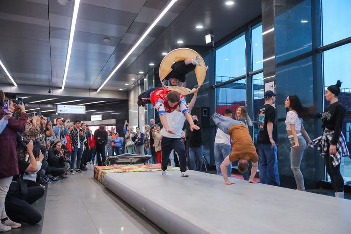 Артисты Большого Московского цирка впервые выступили в московском метро