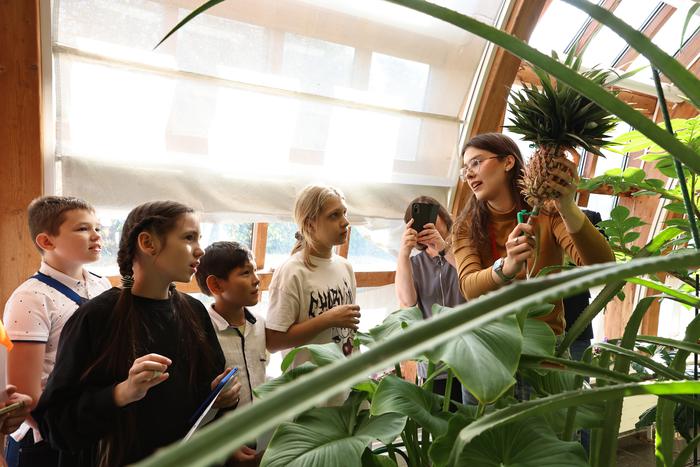 В Царицыно вырос ананас! Metro попробовало его первым