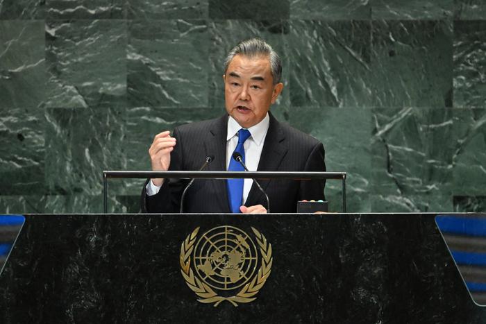 Китайский министр иностранных дел обвинил Запад в предвзятости из-за критики позиции КНР по Украине