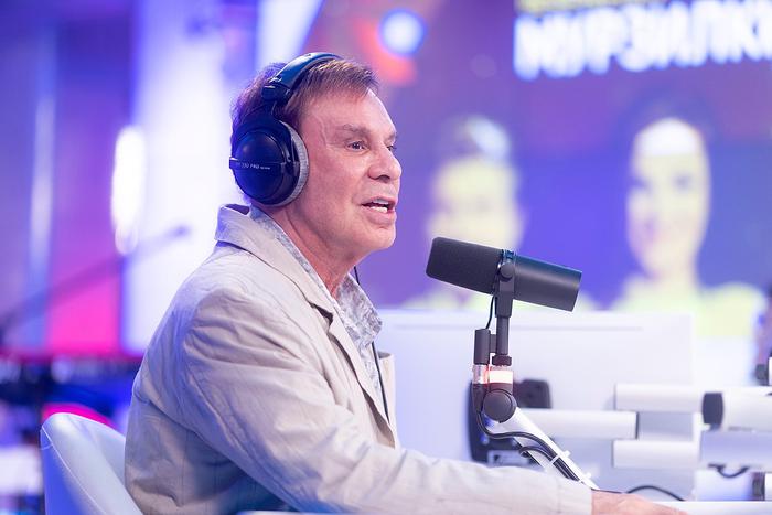 "Из соцсетей зрителей я узнаю, понравился ли им концерт": Ефим Шифрин рассказал о новом шоу, стендапе и блогерстве