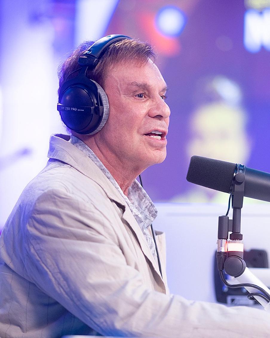 "Из соцсетей зрителей я узнаю, понравился ли им концерт": Ефим Шифрин рассказал о новом шоу, стендапе и блогерстве