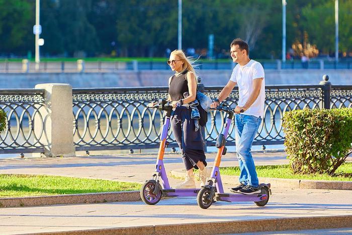 За нарушения правил дорожного движения самокатчики получили более 132 тысяч штрафов с начала сезона