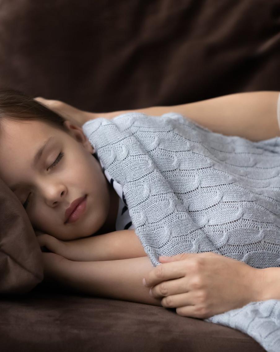 Зачем взрослые люди пеленают себя перед сном. И действительно ли такое поведение приносит пользу?