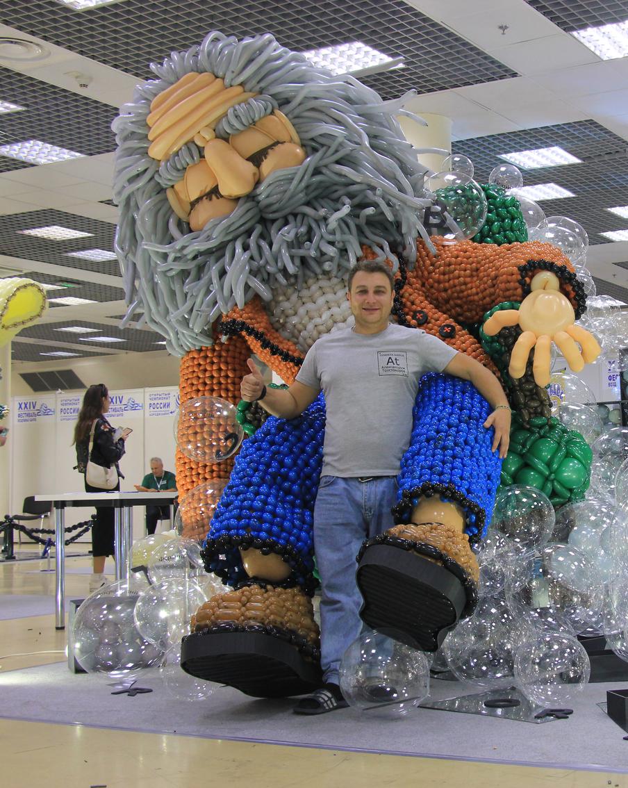 Тигров, медведей и Менделеева собрали из воздушных шариков