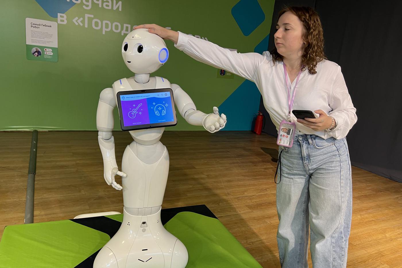 Эксперт по роботам Мария приводит в движение робота-танцора.