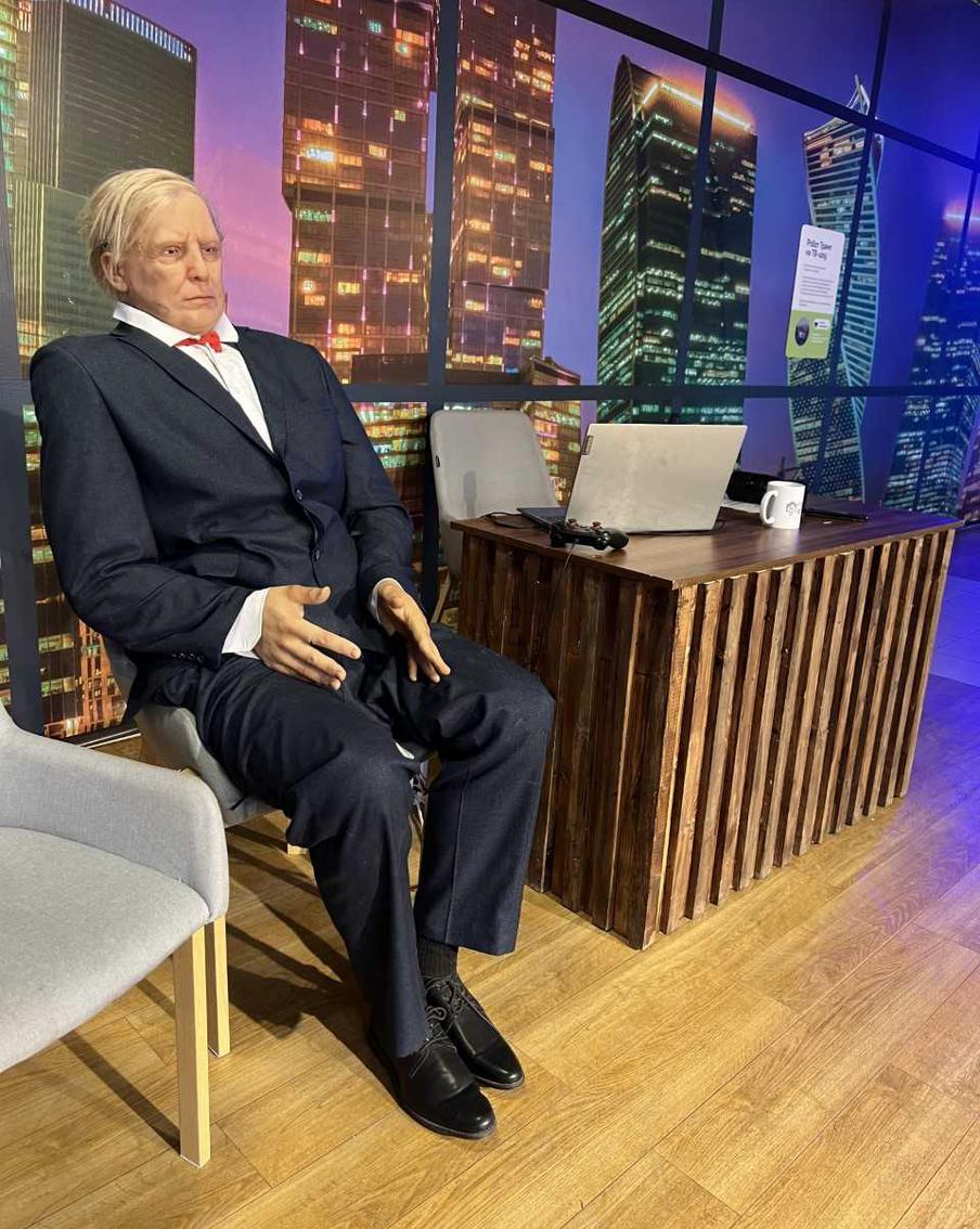 Робот-Трамп не очень похож на оригинал внешне, зато спесив, как настоящий. 