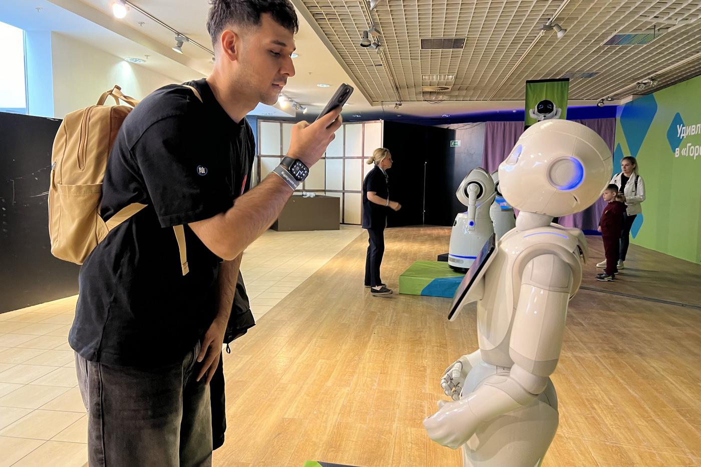 Экспонаты музея охотно общаются с посетителями, реагируют на комплименты и даже флиртуют. 