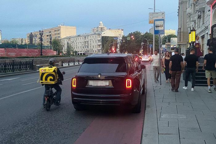 Более 500 люксовых авто было эвакуировано за парковку на велодорожках