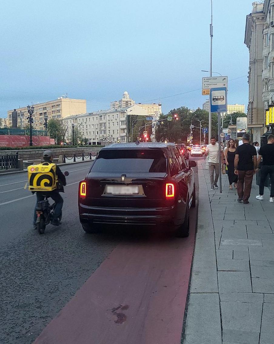 Более 500 люксовых авто было эвакуировано за парковку на велодорожках