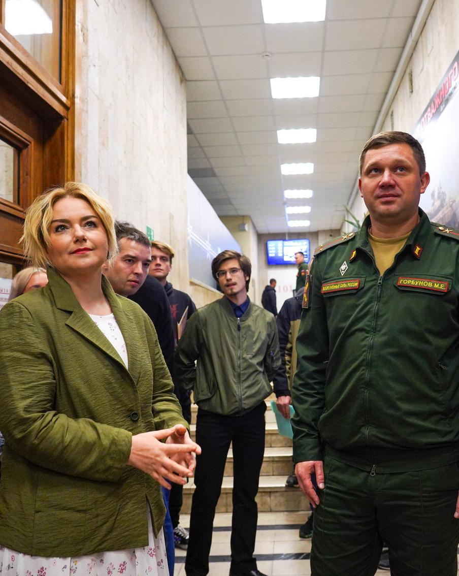 Российская актриса и режиссёр Ольга Будина провела выступление перед посетителями в Едином пункте отбора на военную службу