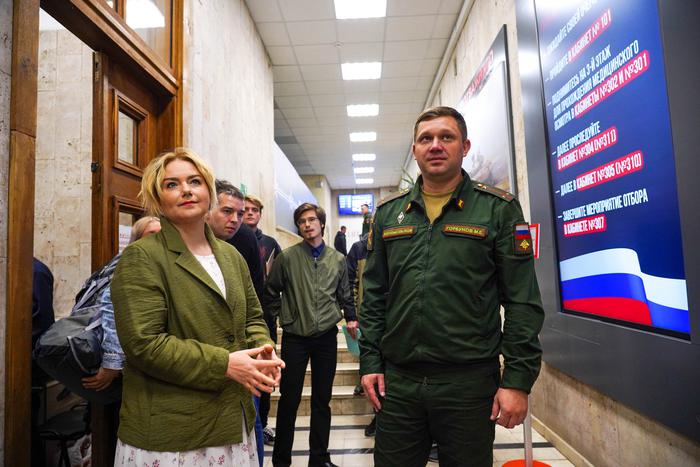 Российская актриса и режиссёр Ольга Будина провела выступление перед посетителями в Едином пункте отбора на военную службу