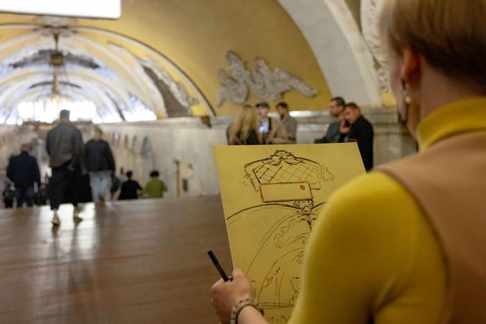 "Искусство в метро" продолжается: площадка проекта открылась на "Комсомольской"