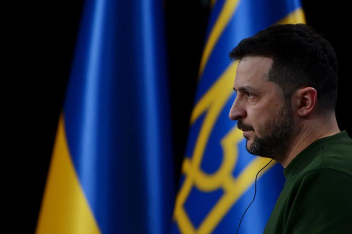 Западные правительства оказывают давление на власти Украины, чтобы вынудить их пойти на переговоры с Россией