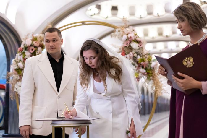 Пары, решившие пожениться, выбирают для этих целей станцию метро "Маяковская"