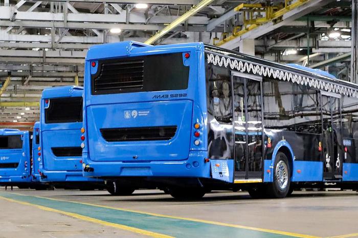 На 13 столичных маршрутов в скором времени выйдут 96 автобусов ЛиАЗ большого класса