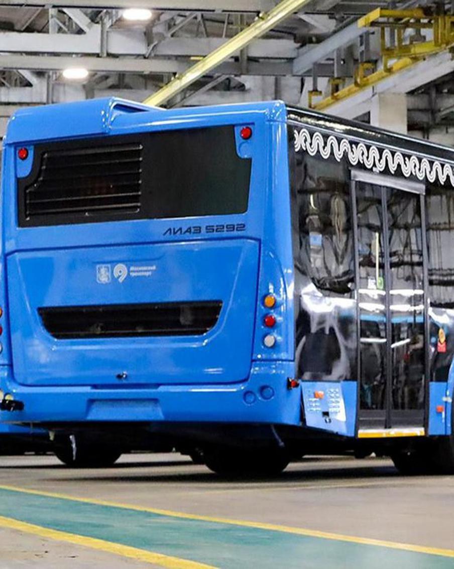 На 13 столичных маршрутов в скором времени выйдут 96 автобусов ЛиАЗ большого класса
