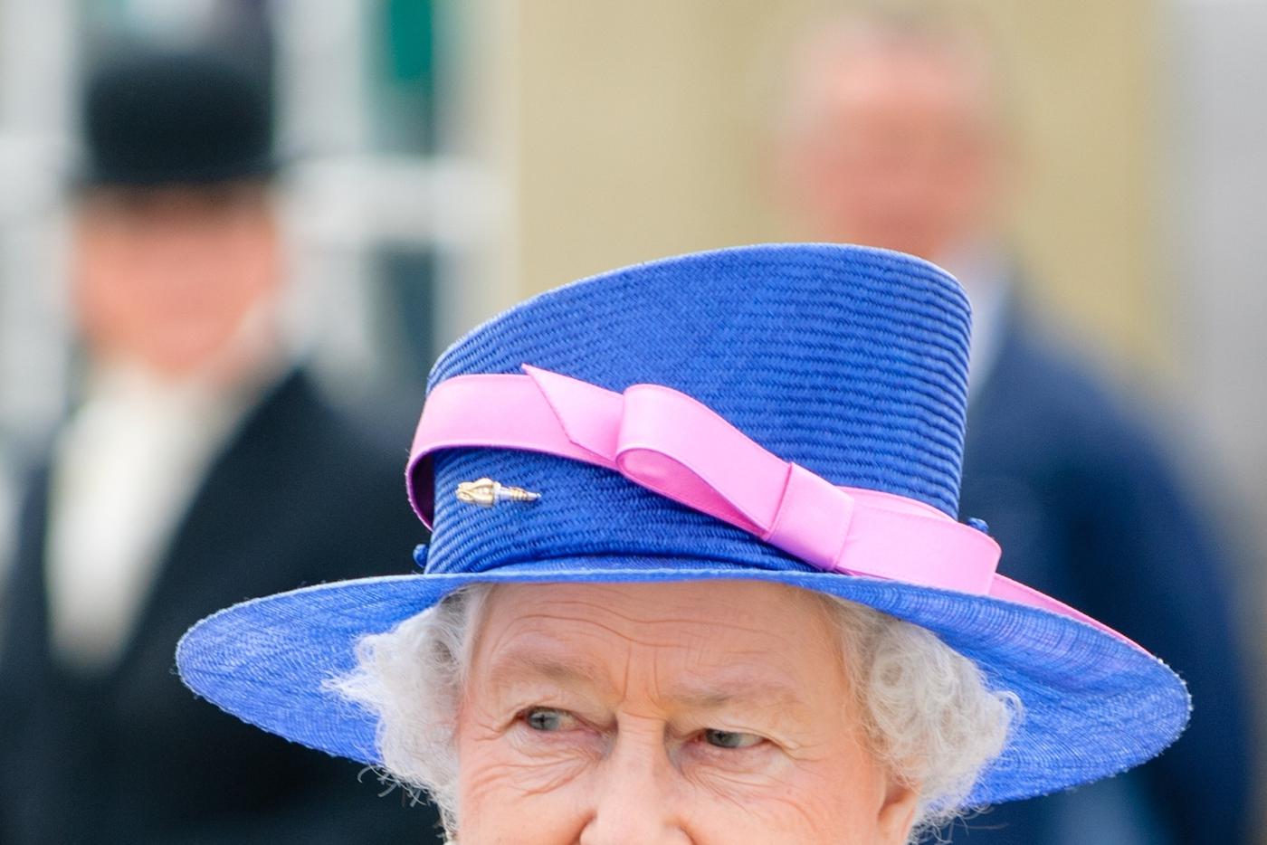 Бывшая горничная Елизаветы II вынуждена продать все подарки от королевы