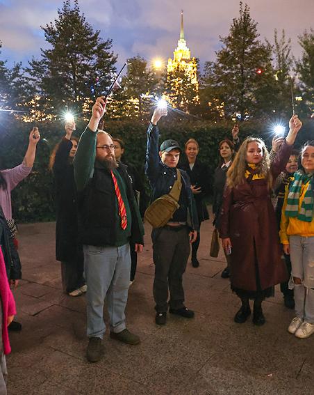 Фанаты Гарри Поттера подняли вверх свои палочки в память об актрисе Мэгги Смит