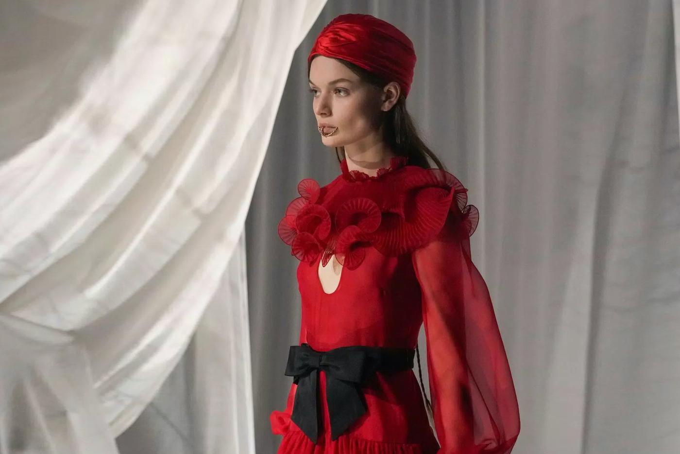 Парижская неделя моды SS'25: что показали Chanel, Valentino, Loewe и другие модные бренды