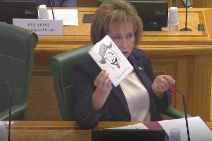 Школьные тетради могут взять под особый контроль. Всё из-за карикатуры на обложке