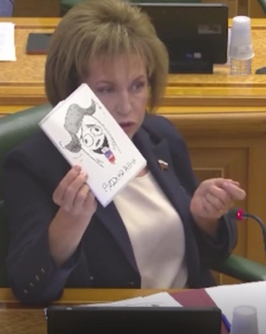 Школьные тетради могут взять под особый контроль. Всё из-за карикатуры на обложке