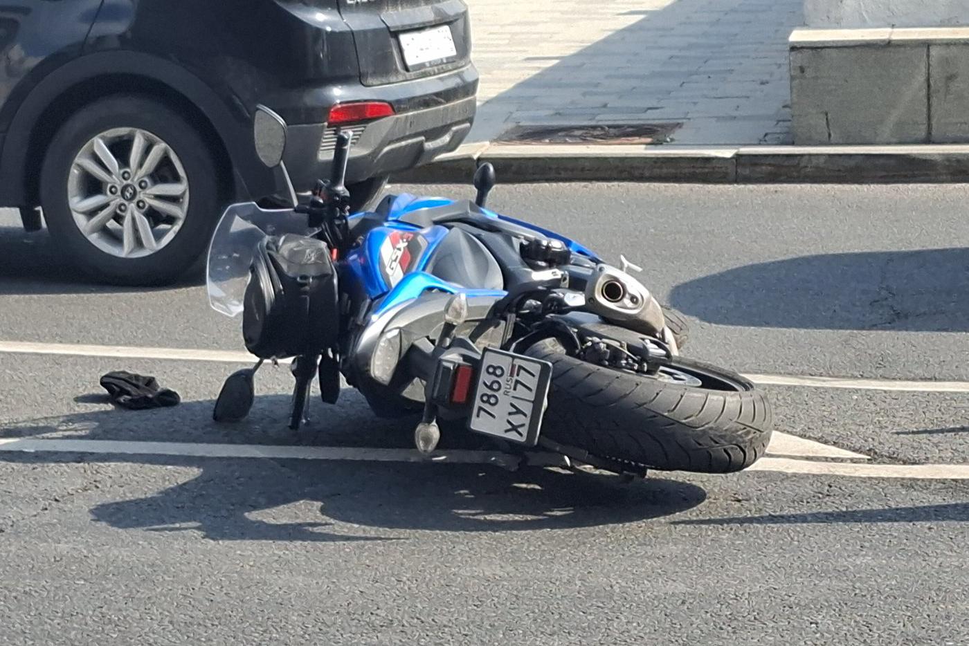 В этом году водители эвакуаторов "Московского паркинга" уже более 200 раз помогли мотоциклистам, которые попали в ДТП